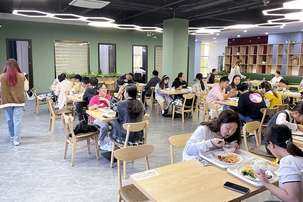 稱重自助餐走進學(xué)校 讓人抵抗不了的自助餐模式！